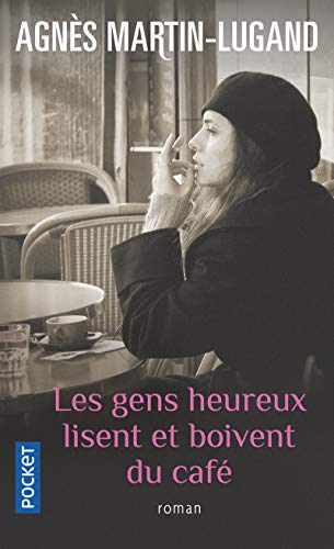 Les gens heureux lisent et boivent du cafe