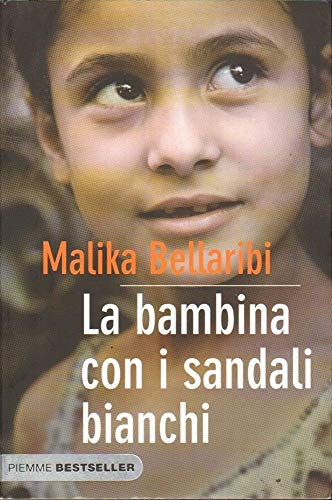 La bambina con i sandali bianchi